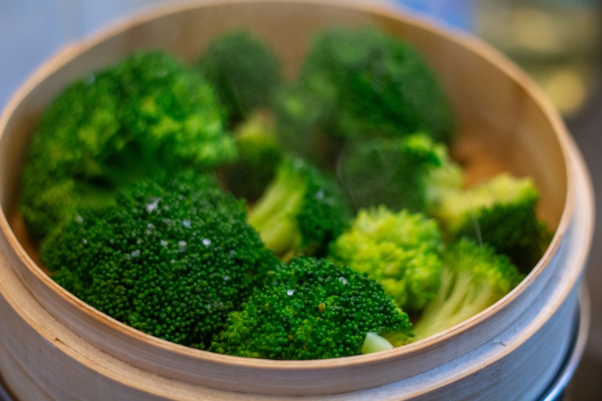 Comparison of steaming and boiling vegetables side-by-side